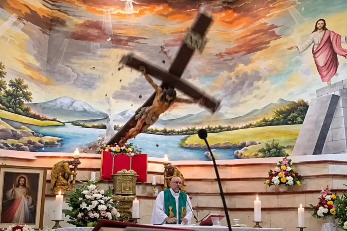 Un sacerdote murió en plena misa al caerle una cruz de madera sobre la cabeza