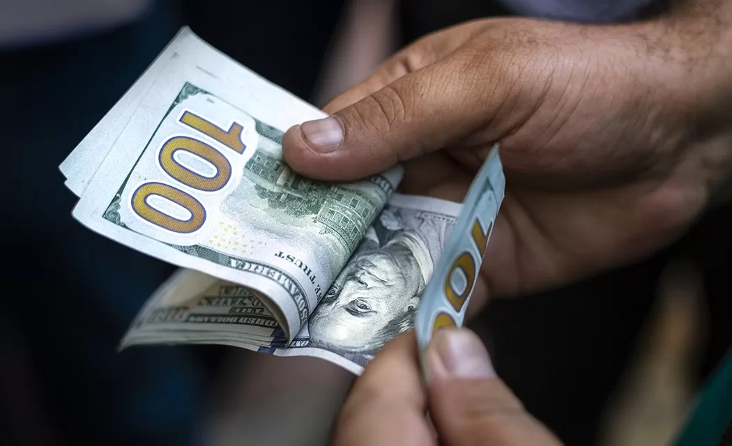 ¿A cuánto cerró el dólar este jueves en la Argentina?