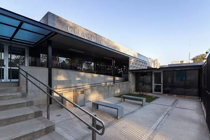 Balearon a un grupo de jóvenes en Santa Lucía y uno terminó herido en el cuello