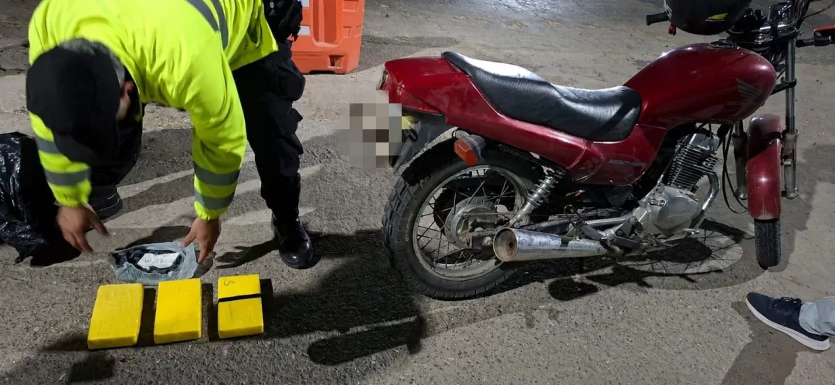 Circulaban en moto por Ruta 11 y terminaron presos con cocaína