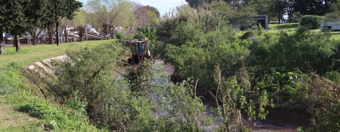 Comenzaron los trabajos de limpieza y desmalezamiento en el canal de desagüe pluvial del Túnel Subfluvial