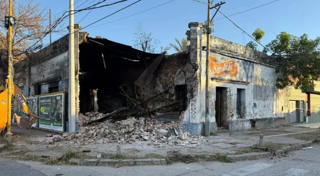 Con aplausos de los vecinos, demolieron un búnker narco que operaba en barrio Sur