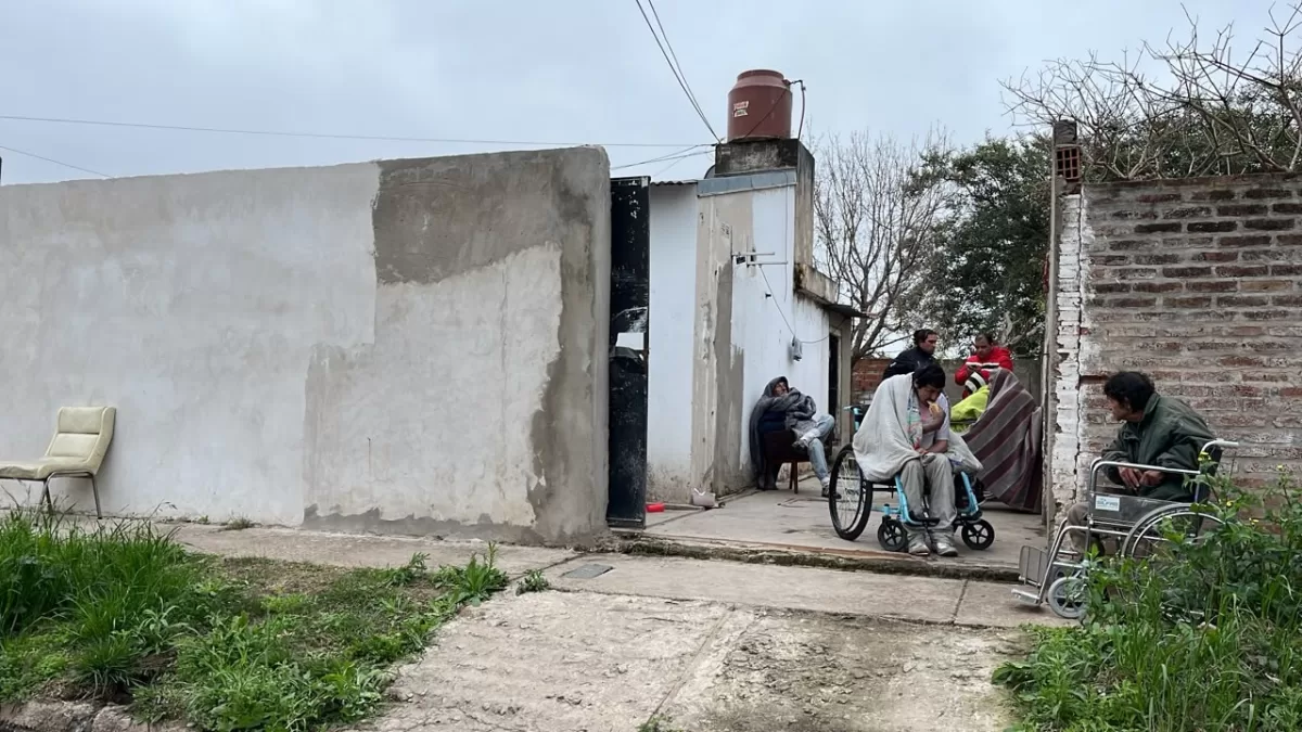 Dos adultos mayores volvieron con sus familias y buscan reubicar al resto del geriátrico clausurado