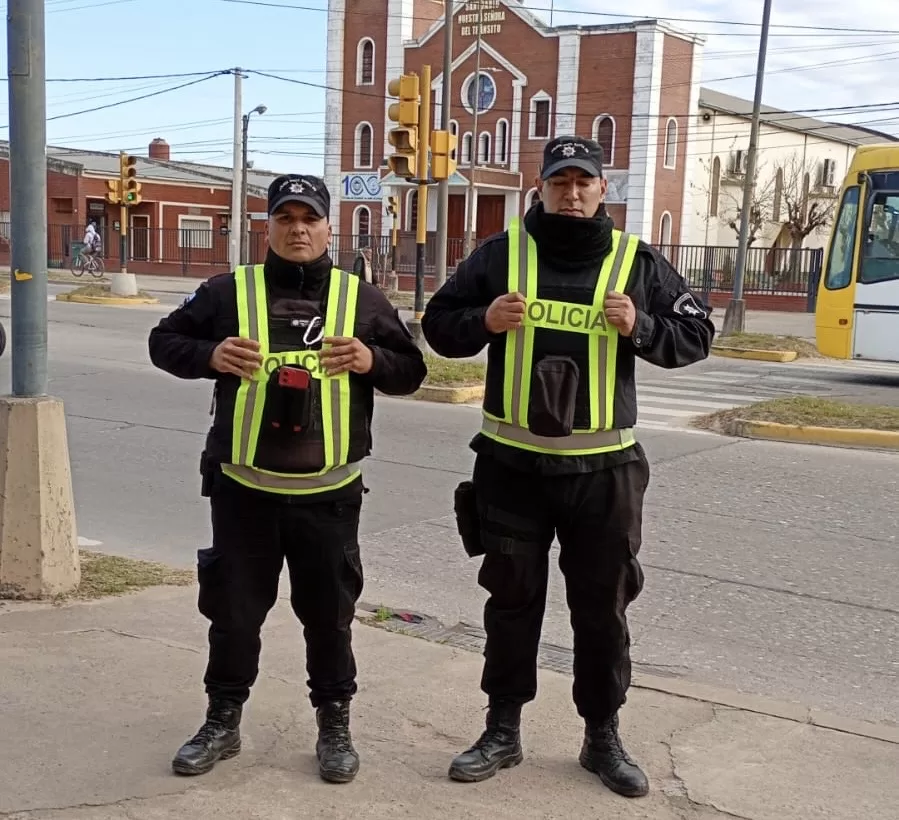 Dos policías salvaron a una bebé de un año que no podía respirar en Santa Fe