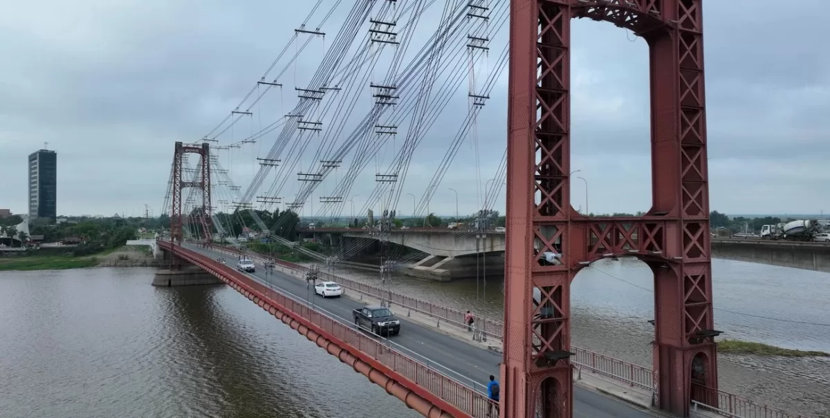 El Puente Colgante renueva su iluminación y se prepara para volver a brillar como uno de los íconos de Santa Fe