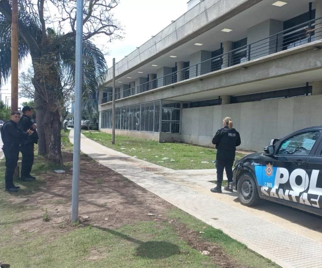 Encontraron sin vida a un hombre de unos 35 años cerca del Hospital Alassia y buscan determinar qué pasó