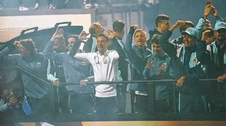 La Scaloneta volvió a la Argentina y recibió un emotivo recibimiento en Ezeiza