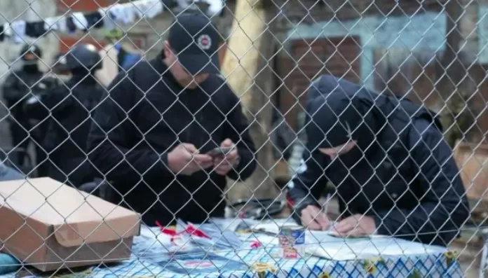 Más de 200 policías participaron de 22 allanamientos en barrio San Lorenzo: secuestraron $50 millones, armas y droga
