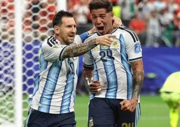 Messi brilló con un doblete y Argentina selló su pase a los 16avos de final