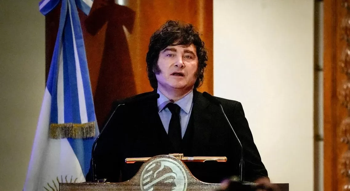 Milei llega a París junto a gobernadores y empresarios para buscar inversiones para Argentina