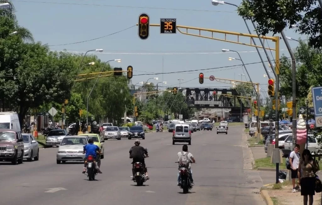 ¿Por qué se duplicaron las multas por cruzar semáforos en rojo en Santa Fe?