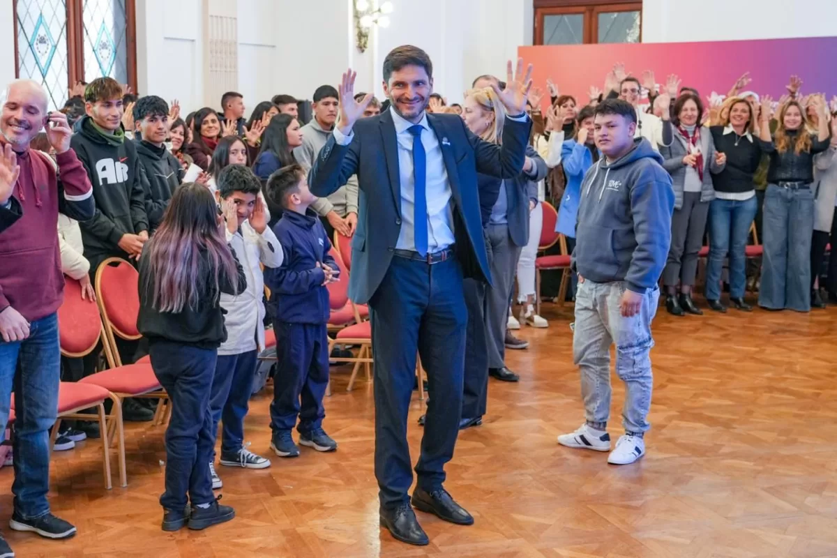 Pullaro presentó una versión del Himno Nacional en Lengua de Señas realizada por estudiantes santafesinos