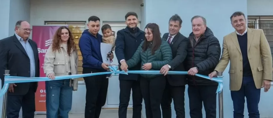 Pullaro y Michlig recorrieron y habiltaron obras en C. Bossi y en 2 Rosas y La legua e inauguraron 24 viviendas en Suardi