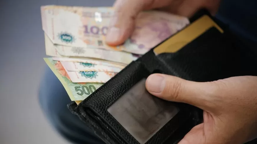 Según el INDEC, los salarios aumentaron 2,2% en mayo y acumulan una suba interanual del 35,9%
