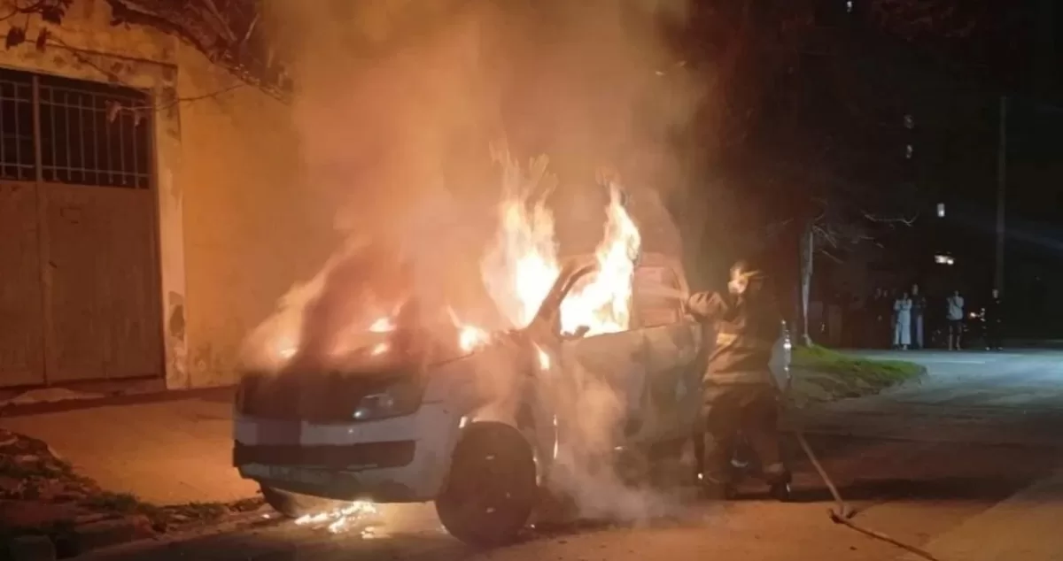 Una camioneta fue consumida por un voraz incendio en barrio Candioti