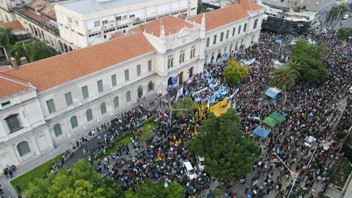 Miles de personas marcharon en Santa Fe para exigir fondos para las universidades